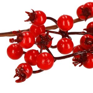 durvju dekorācija ar mākslīgajām pīlādžu ogām